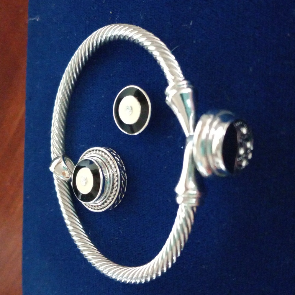 Magnolia  GINGERSNAPS bracelet, pendant and 3 pops